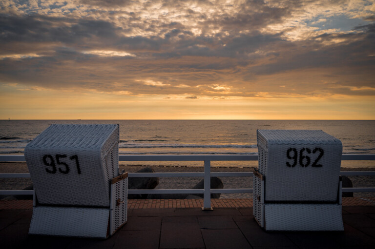 Strandkörbe im Sonnenuntergang auf Sylt